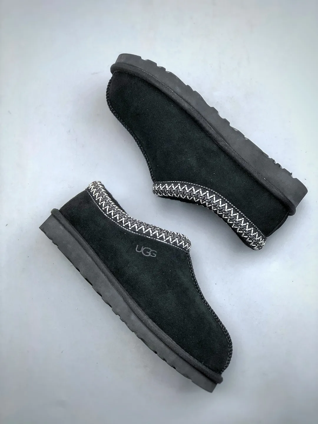 Local self-pickup💰540 supports store placement. The top version on the market. UGG Tazz. Ethnic thin-soled men's and women's models. Xiaohongshu's hot model. Produced by a major foreign trade factory in Guangzhou. Real sheep fur from toe to insole. Independent outer box packaging. Chip. Waterproof process. Different from any version on the market. 5cm thick sole, independently developed original outsole, cashmere insole, keeping warm in winter, suitable for home use. In the new year, uug launched a style series, which is partially geared towards the preferences of young consumers. It has also moved to the forefront of fashion trends. Shoe body material, water-repellent coated suede upper, 17 mm UGGPURE™ implanted wool insole, lightweight non-slip and comfortable rubber outsole, with brand LOGO and trademark, with full package Size: 35 36 37 38 39 40 41 42 43 44 45